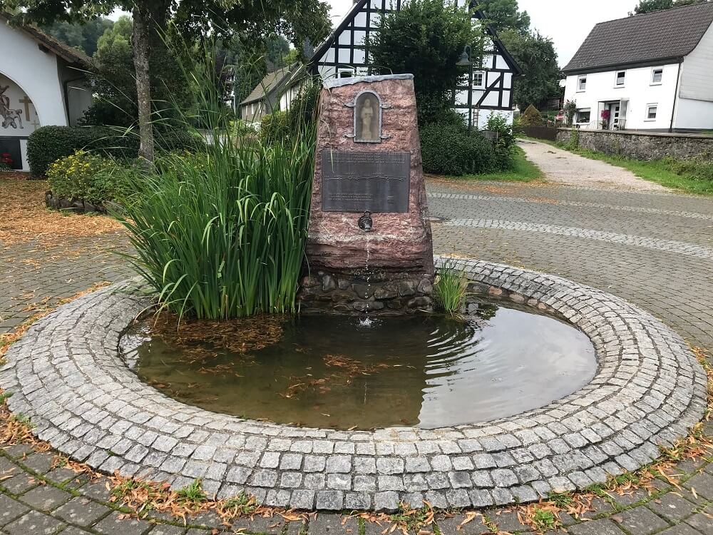 Rh&ouml;te Dorfbrunnen